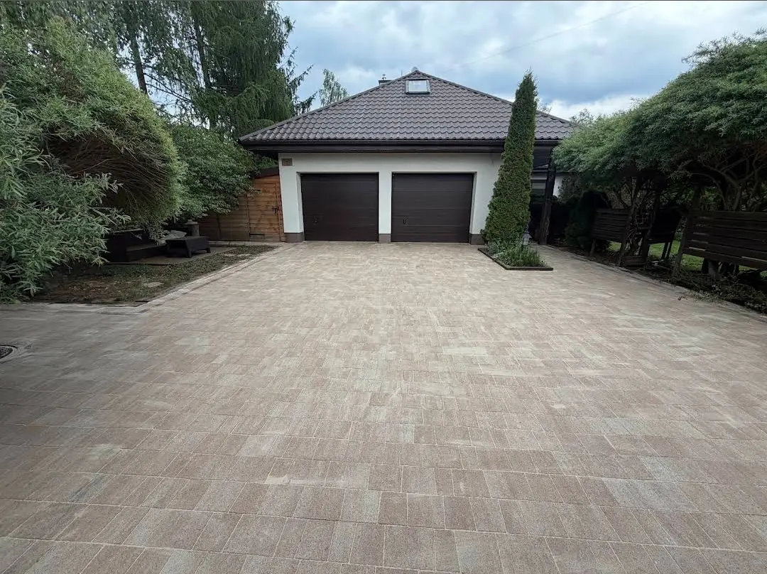 Czysty podjazd z kostki brukowej po myciu ciśnieniowym w Łomiankach – Clean Garden
