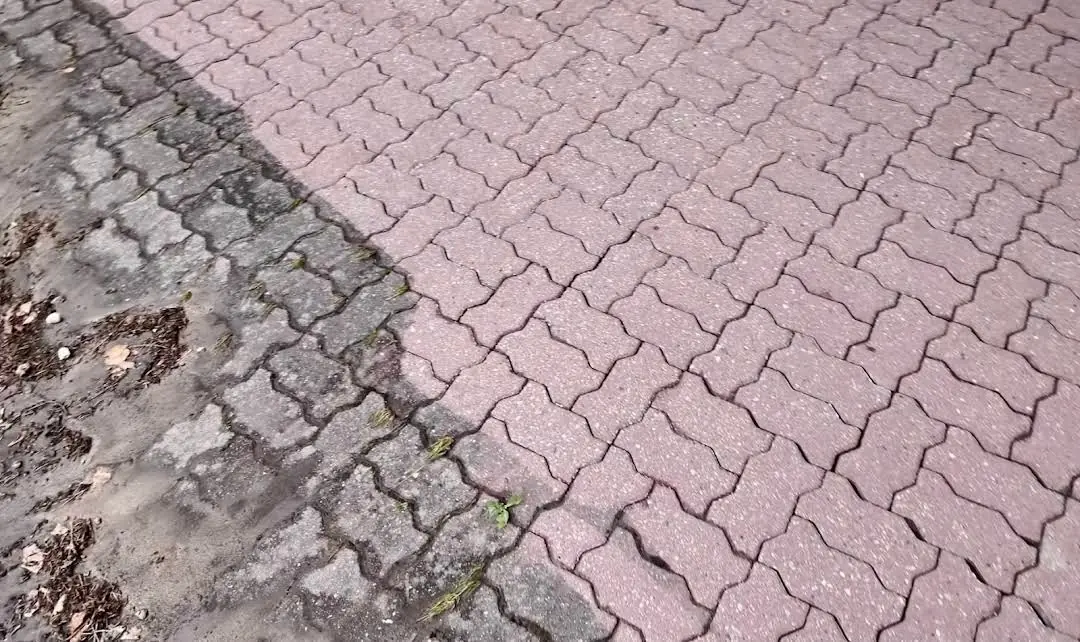 Kostka brukowa przed i po myciu ciśnieniowym – Clean Garden Łomianki