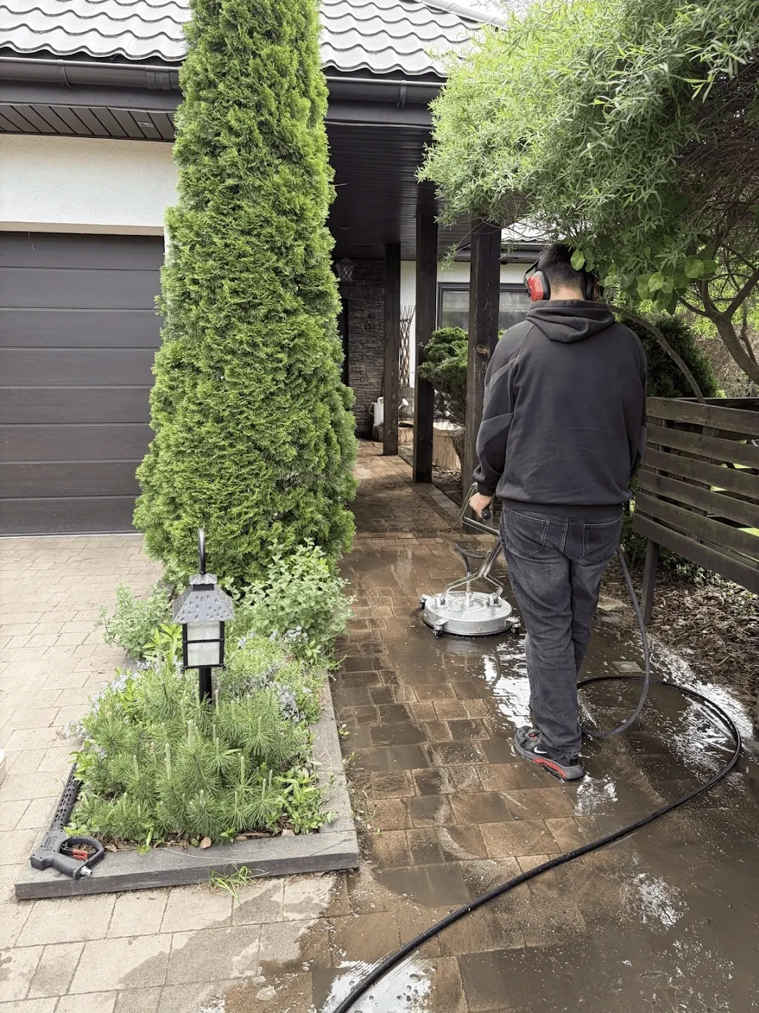 Mycie ciśnieniowe kostki brukowej przy wejściu do domu w Łomiankach – Clean Garden