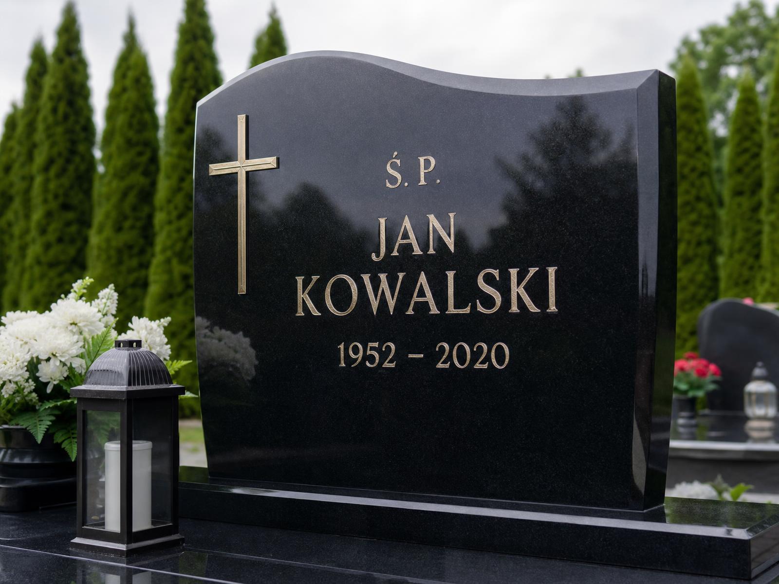 Delikatne czyszczenie nagrobka z czarnego granitu przed i po, polskie napisy — Clean Garden Łomianki Warszawa